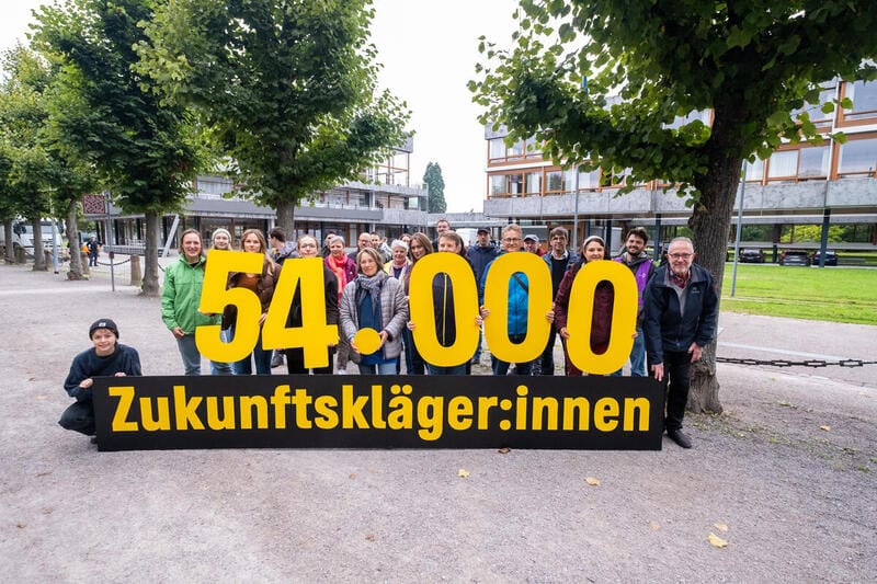 Some of the 54,000 plaintiffs bringing a constitutional complaint against the federal government's climate policy outside the Federal Constitutional Court in Karlsruhe. The case is spearheaded by Greenpeace and Germanwatch. (Photo: Andreas Varnhorn/Greenpeace)